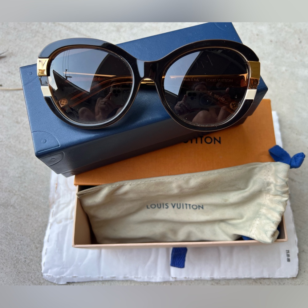 LOUIS VUITTON 
Petit Soupcon Cat Eye Sunglasses Z0487W Brown